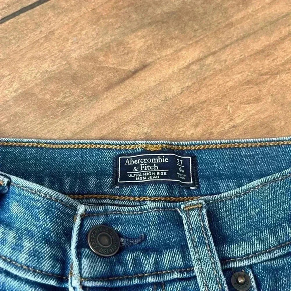 Abercrombie & fitch ultra high rise mom Jean size 4/27R - Picture 3 of 4
